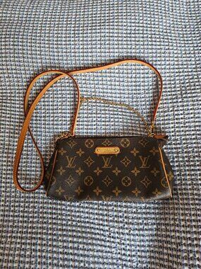 Louis Vuitton Eva Clutch in classic Monogram canvas